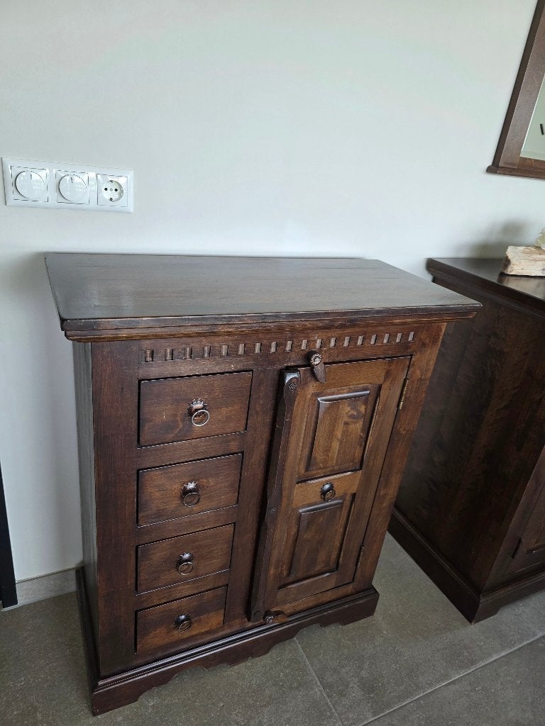 Donker houten kastje, Ophalen