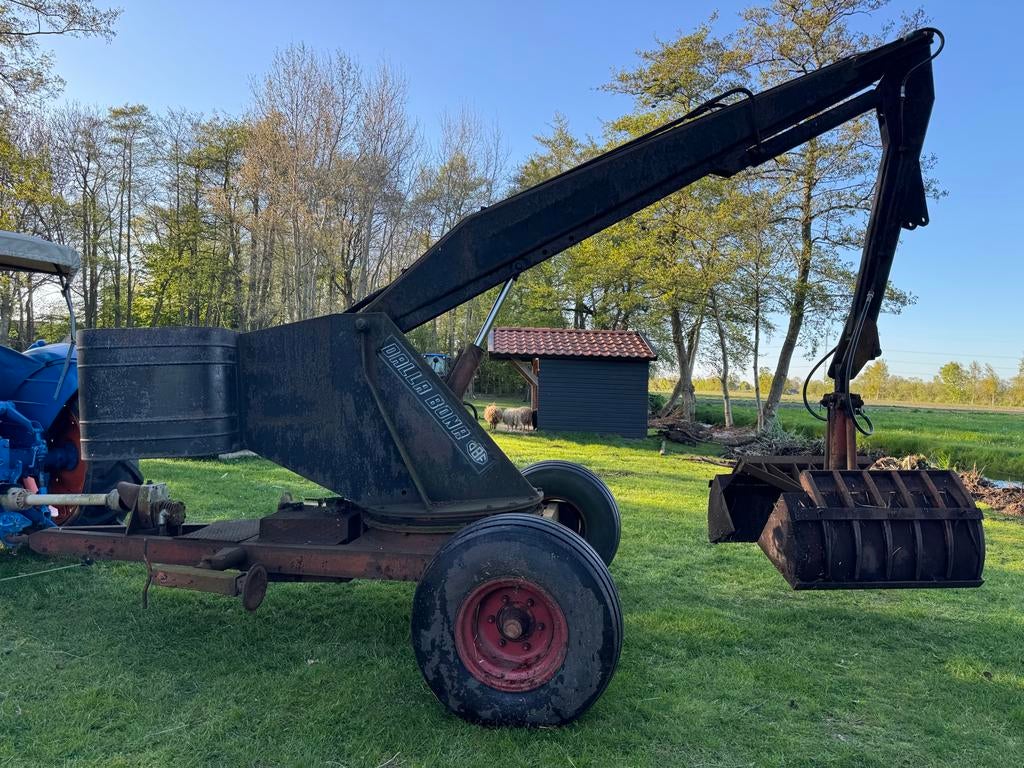 Getrokken kraan met knijpbak en twee graafbakken, Ophalen of Verzenden, Kraan