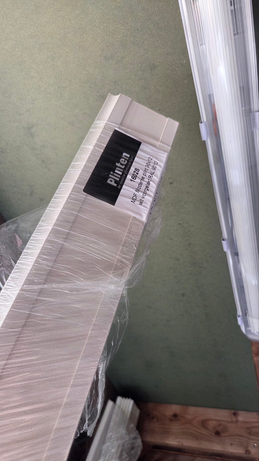 MDF plinten van 90x12 mm,wit voorgelakt in de kleur RAL 9010, Doe-het-zelf en Verbouw, Ophalen, Nieuw, Mdf, 200 tot 250 cm