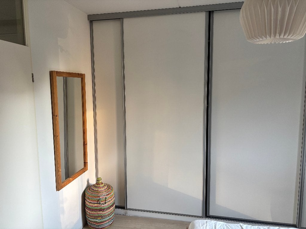 Bedroom sliding wardrobe with shelving and hanging space, Ophalen, 50 tot 75 cm, 200 cm of meer, 200 cm of meer