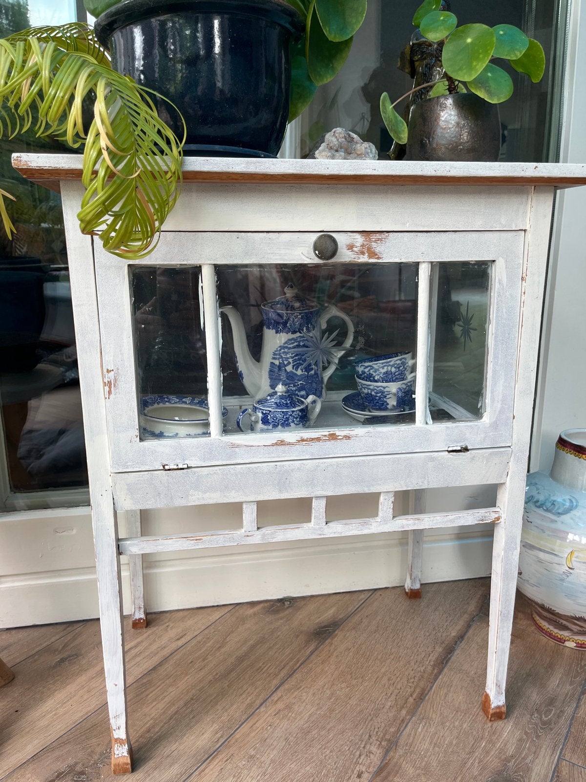 Vintage wit houten vitrinekastje met glazen deurtje, Ophalen