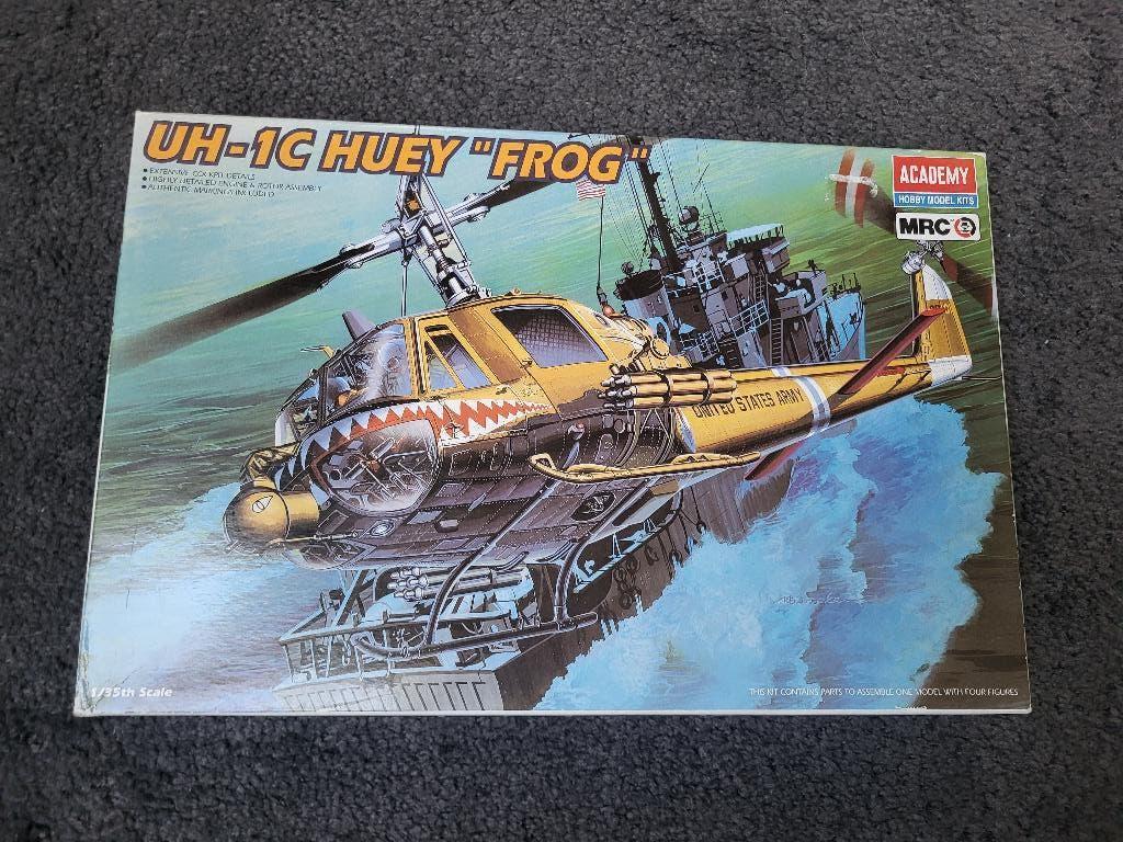 UH-1C Huey "Frog" Helikopter 1:35 Academy, Overige merken, Helikopter, Nieuw, Ophalen of Verzenden