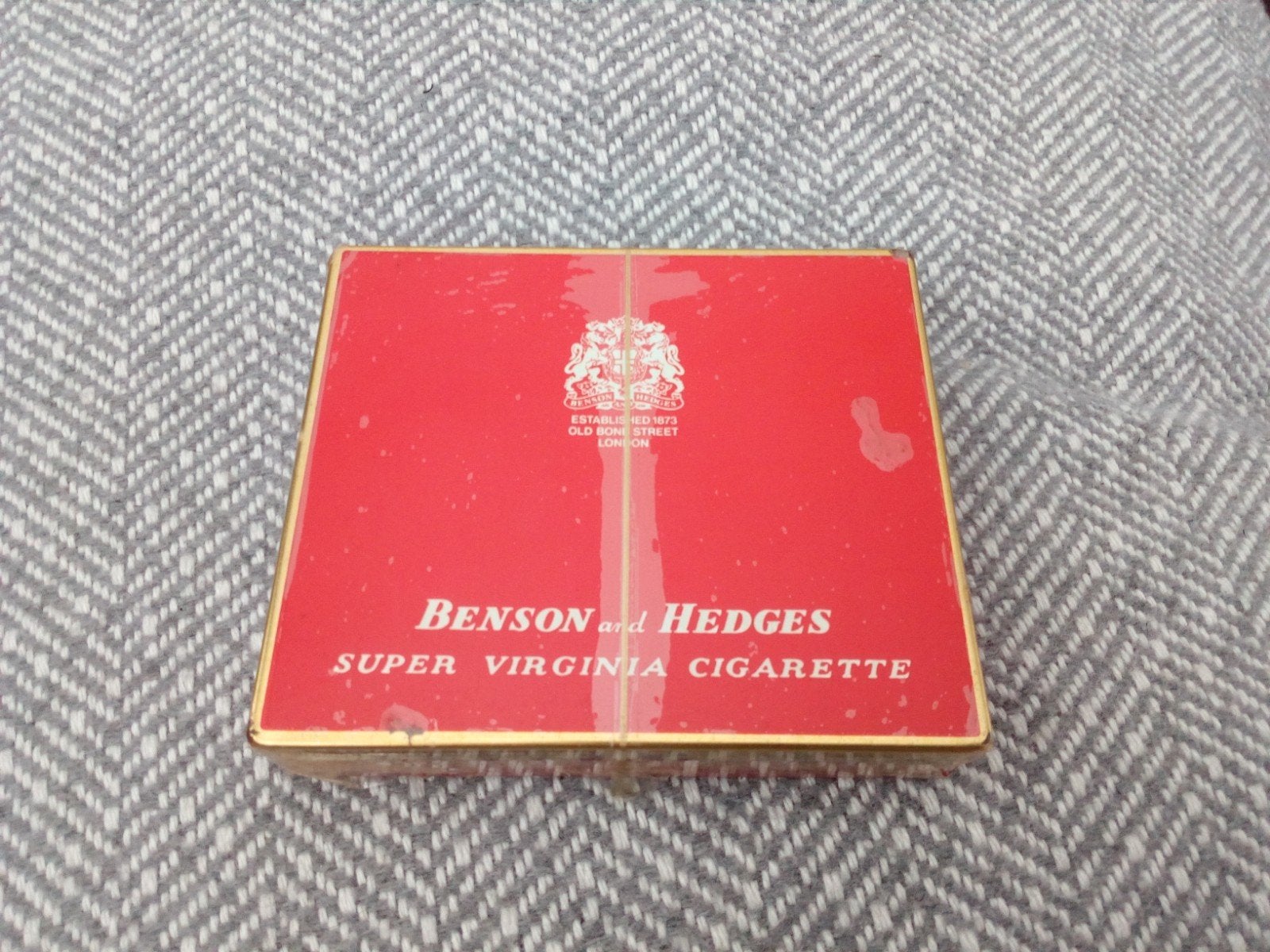 Benson and Hedges gesealed blik inc sigaretten, Verzamelen, Ophalen of Verzenden, Gebruikt, Tabaksdoos of Verpakking