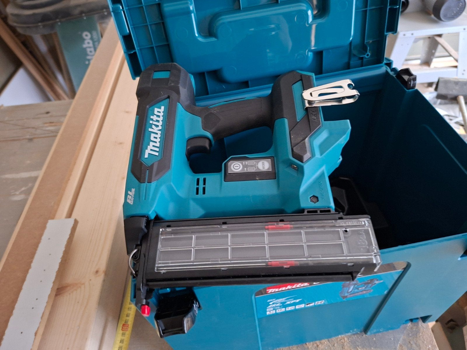 Makita accu tacker, Ophalen, Nieuw, 1200 watt of meer, 30 tot 70 mm