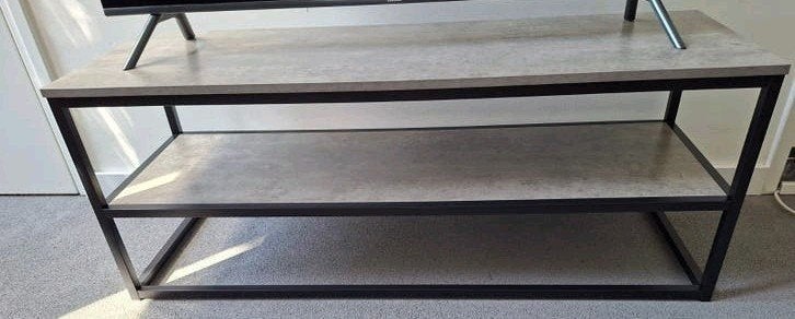 TV-meubel DOKKEDAL betonlook/zwart - Zo goed als nieuw, Huis en Inrichting, Ophalen, 100 tot 150 cm, Zo goed als nieuw, Minder dan 100 cm