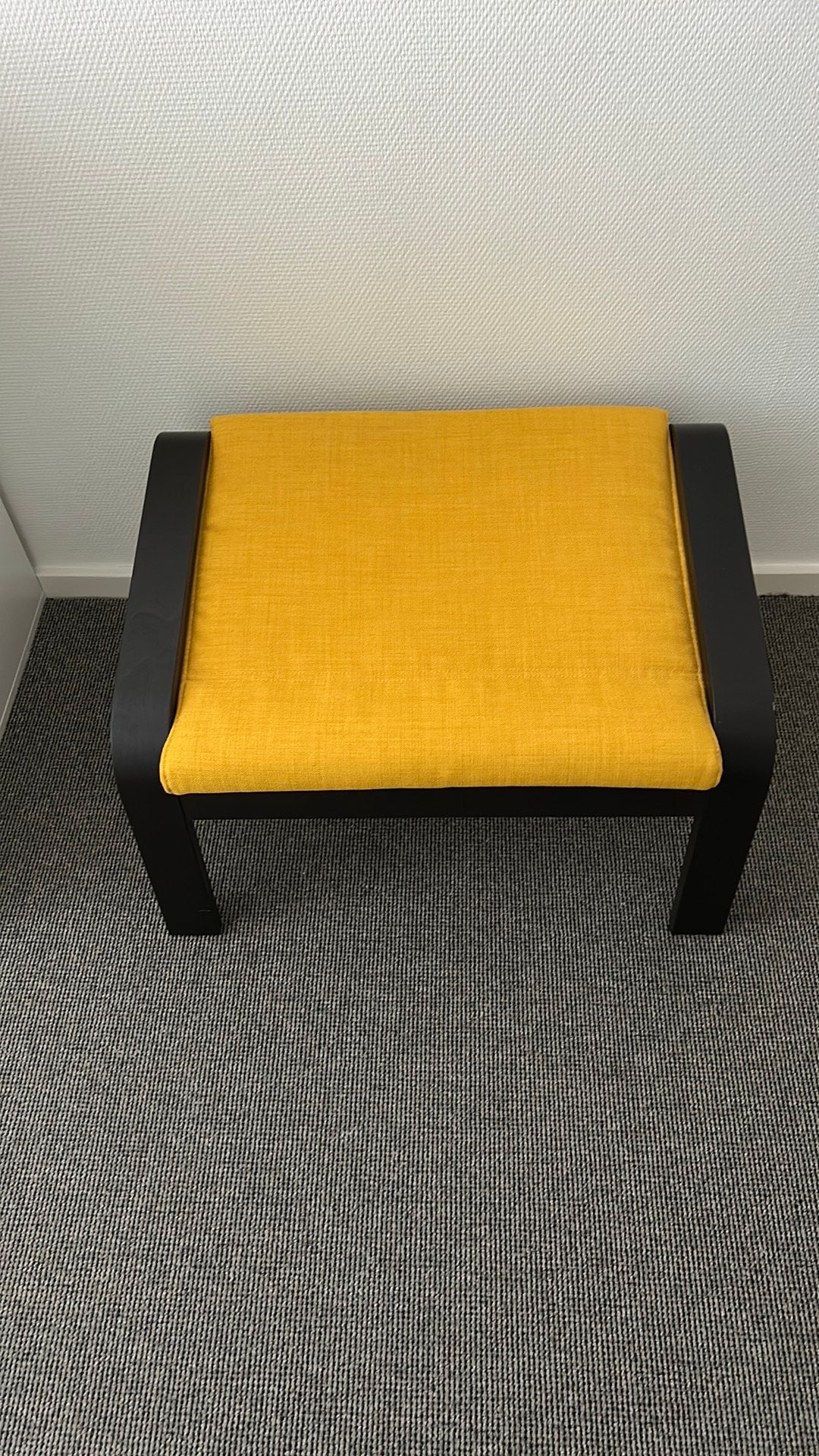 Ikea poang donkerbruin met geel kussen voetenbank, Ophalen, Zo goed als nieuw, Rechthoekig, Minder dan 50 cm