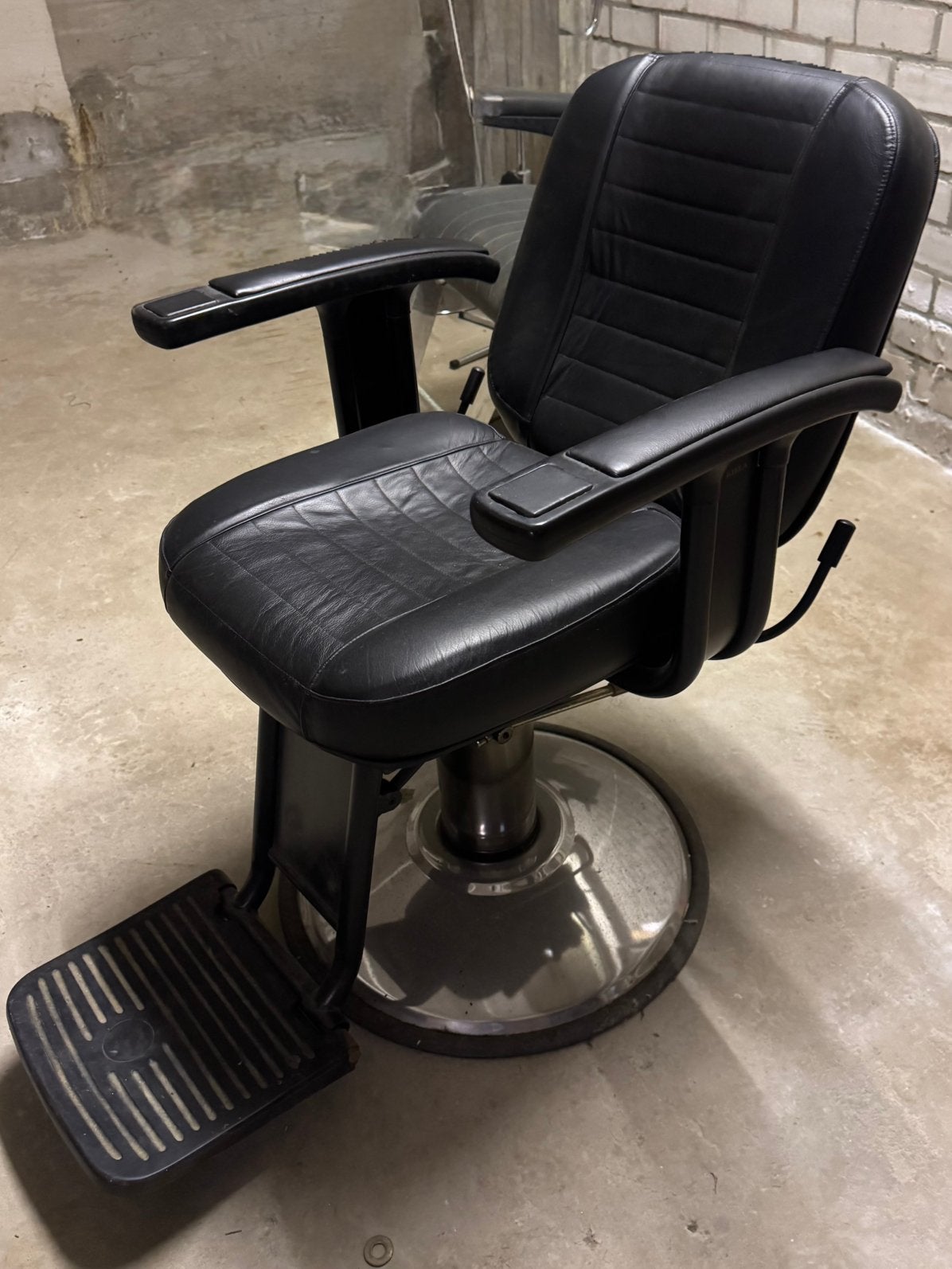 Set van 2 Kiela Kappersstoelen / Barber stoelen zwart leer