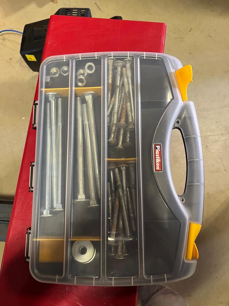 Assortiment bouten, moeren en schroeven in opbergdoos, Doe-het-zelf en Verbouw, Ophalen, Gebruikt, 100 tot 250 mm, Overige typen