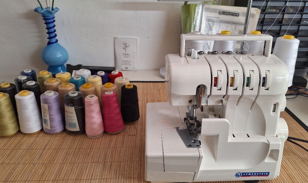 LEWENSTEIN Lockmachine Quatrolock 8, Hobby en Vrije tijd, Naaimachines en Toebehoren, Zo goed als nieuw, Lockmachine, Ophalen