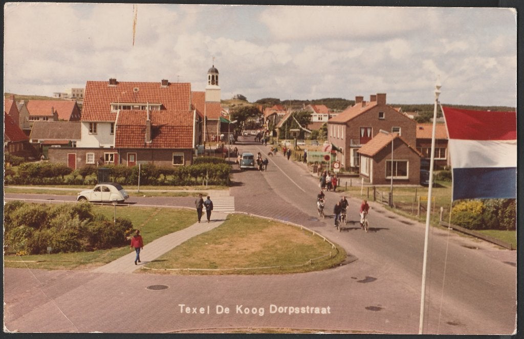 De Koog Texel, Dorpsstraat, VW bus en Citroën,  1970, Verzenden, 1960 tot 1980, Gelopen, Waddeneilanden
