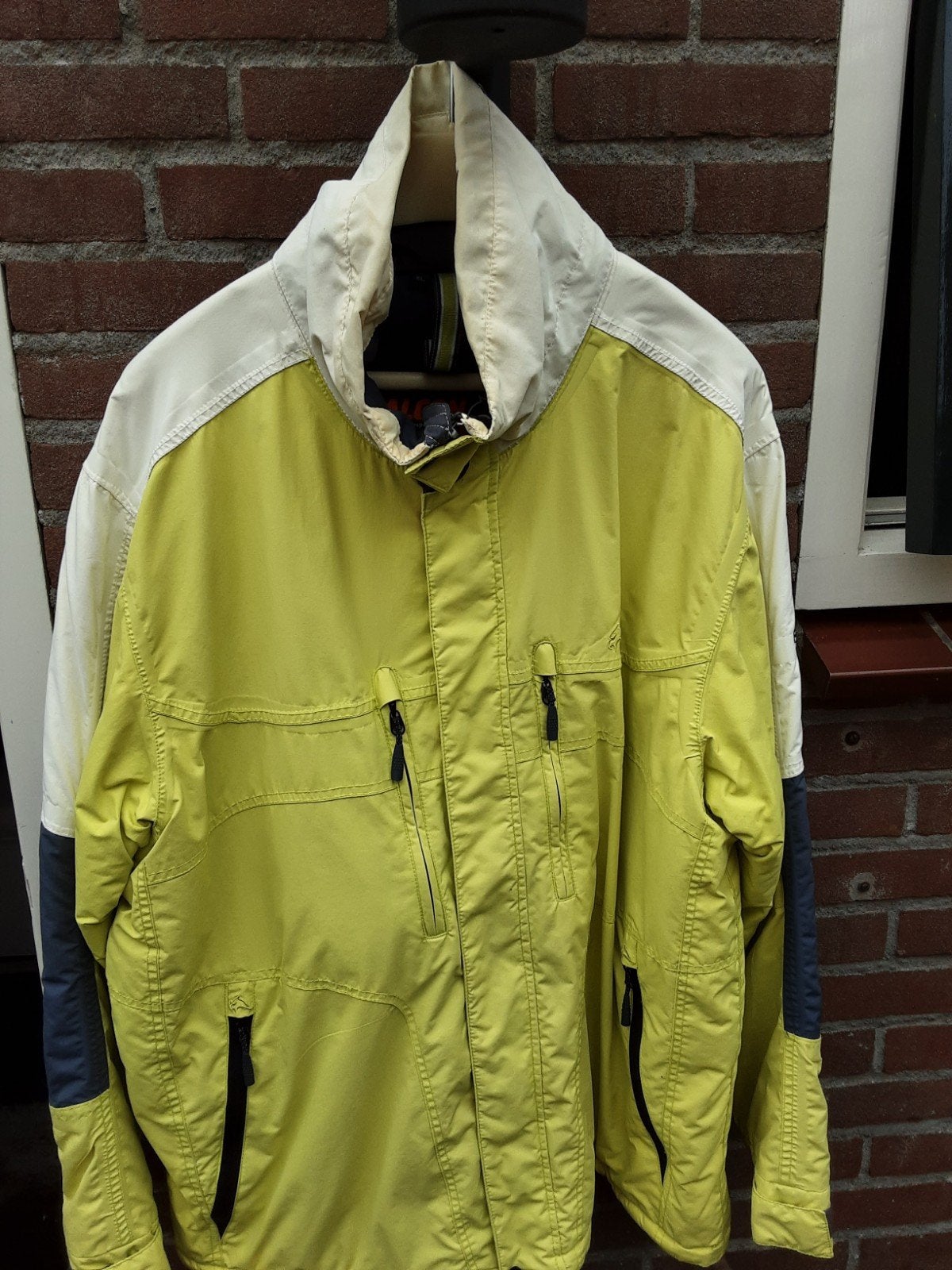 Gele jas met witte en blauwe accenten, Kleding | Dames, Falcon, Maat 46/48 (XL) of groter, Ophalen of Verzenden, Jack