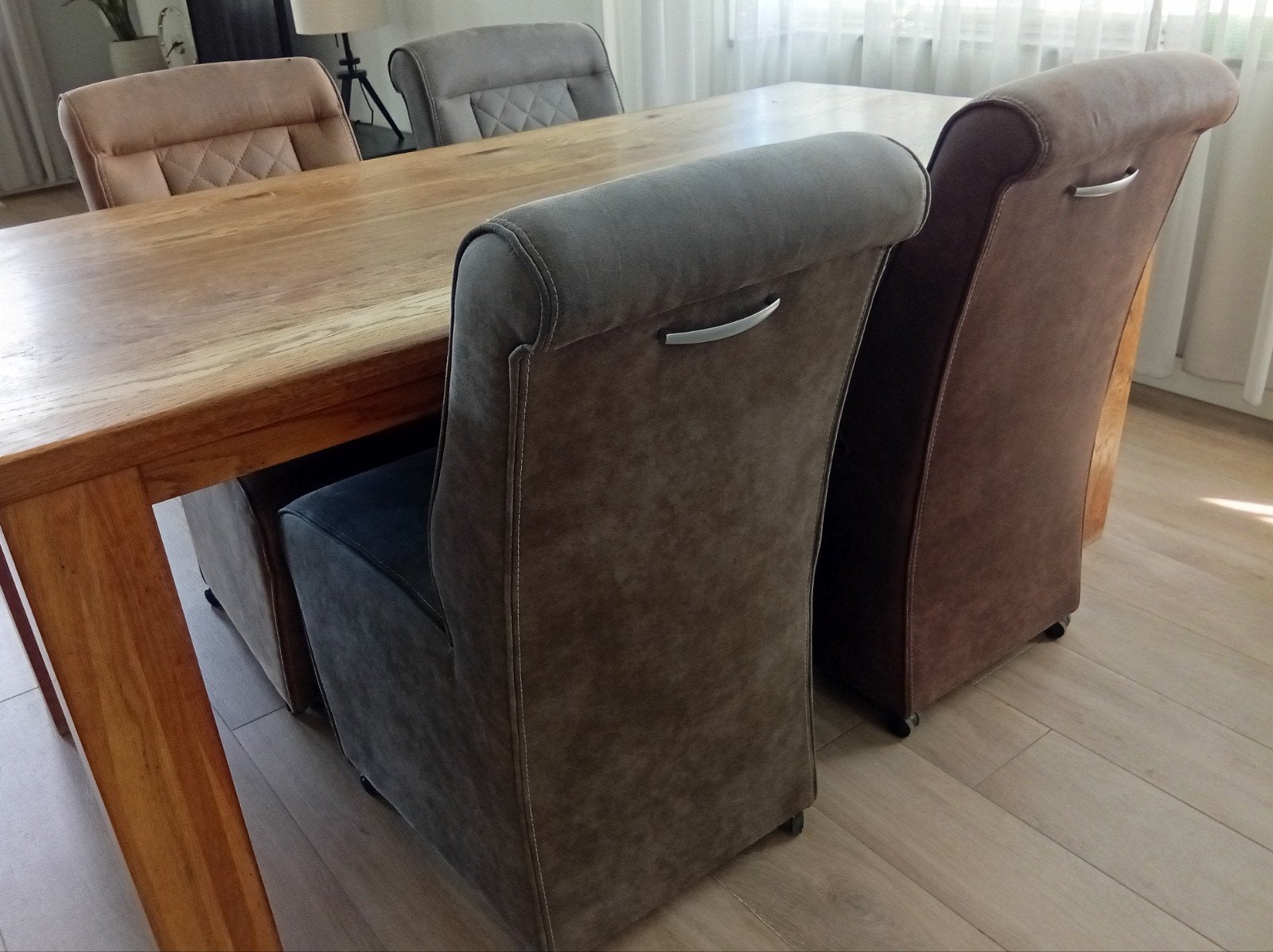 Mooie stoelen op wieltjes, Ophalen, Zo goed als nieuw, 4 tot 6 stoelen