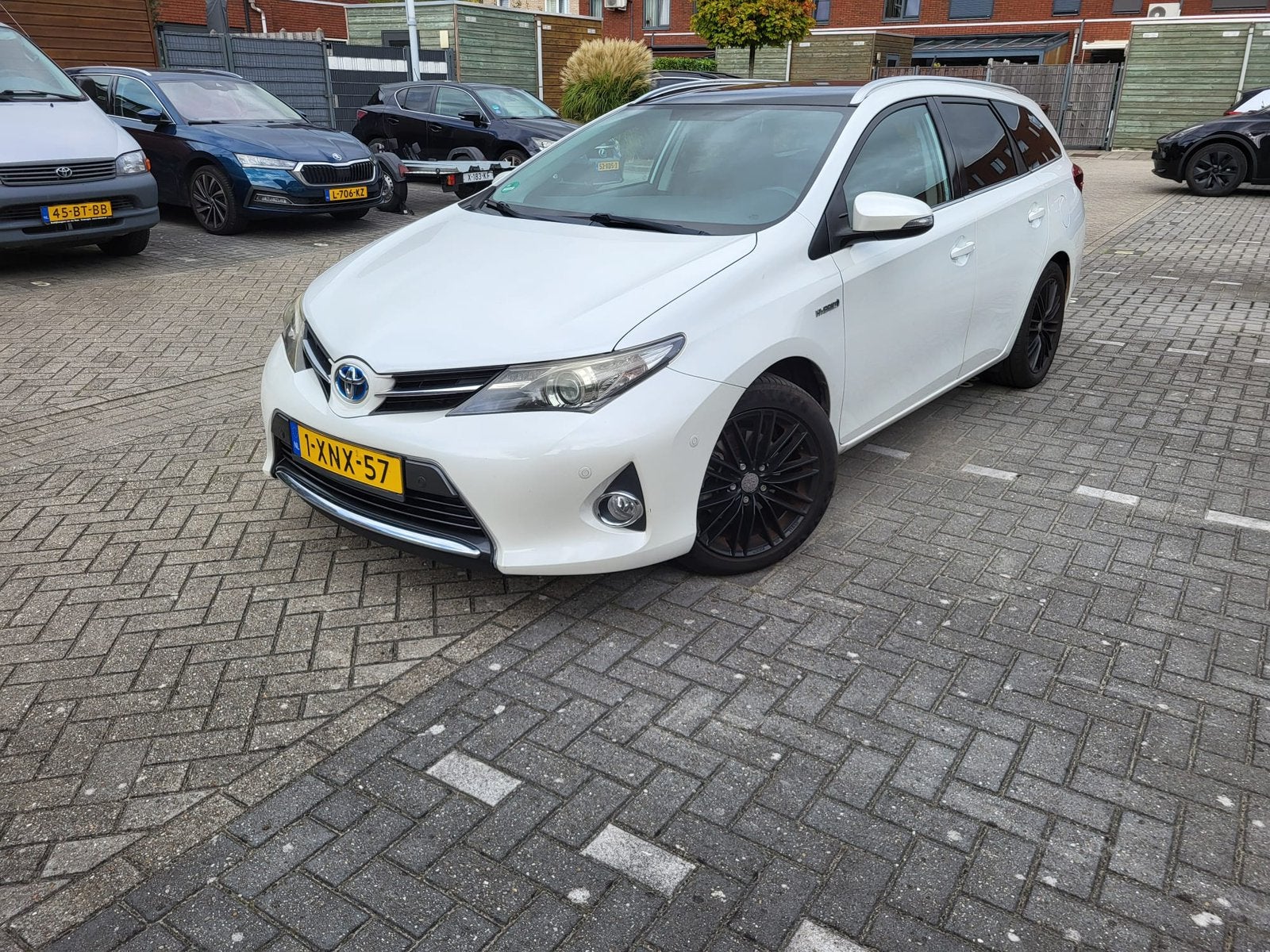 Toyota Auris 1.8 Hybrid Touring Sports 2014 panoramadak, 345 kg, Wit, Auris, 1320 kg