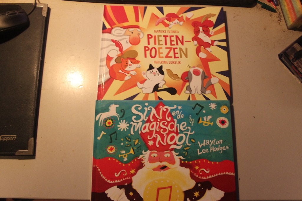 502z - boek - 2 boekjes - sint en de magische noot / pieten, Boeken, Ophalen of Verzenden, Gelezen, Fictie algemeen