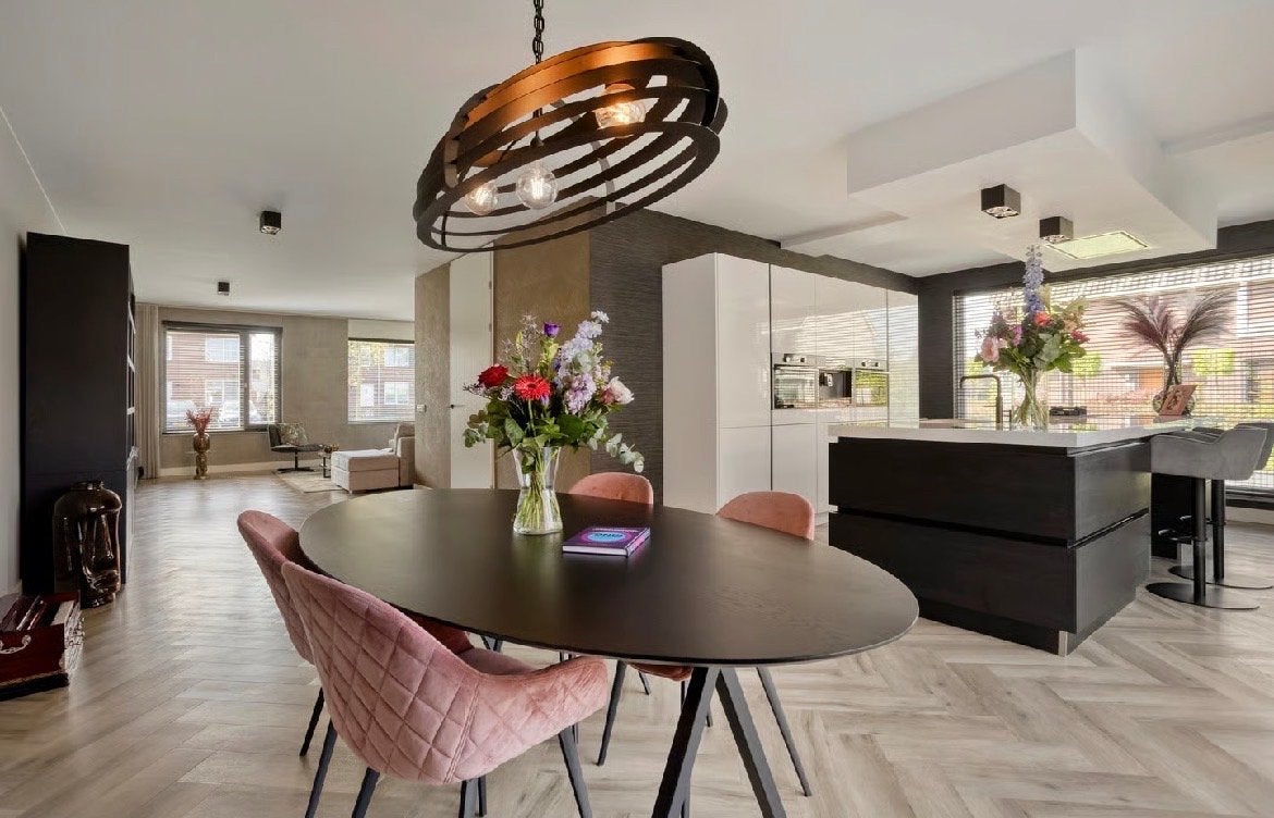 Stijlvolle ovale eettafel (Studio Henk) met 4 roze stoelen, Huis en Inrichting, Tafels | Eettafels, 100 tot 150 cm, 200 cm of meer