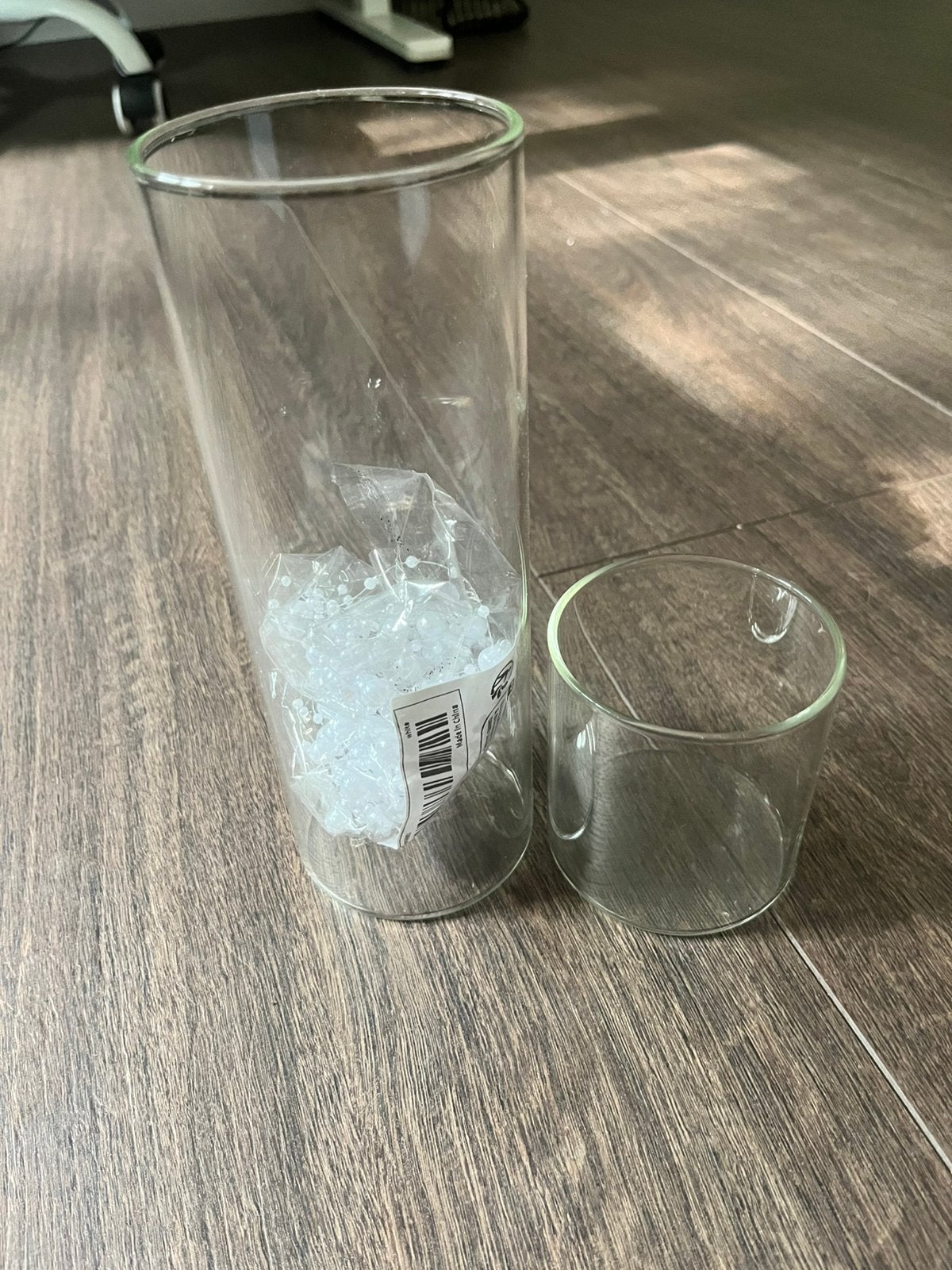Nieuw glazen vaasset met decoratieve pareltakken, Ophalen of Verzenden, Nieuw, Glas, Overige stijlen
