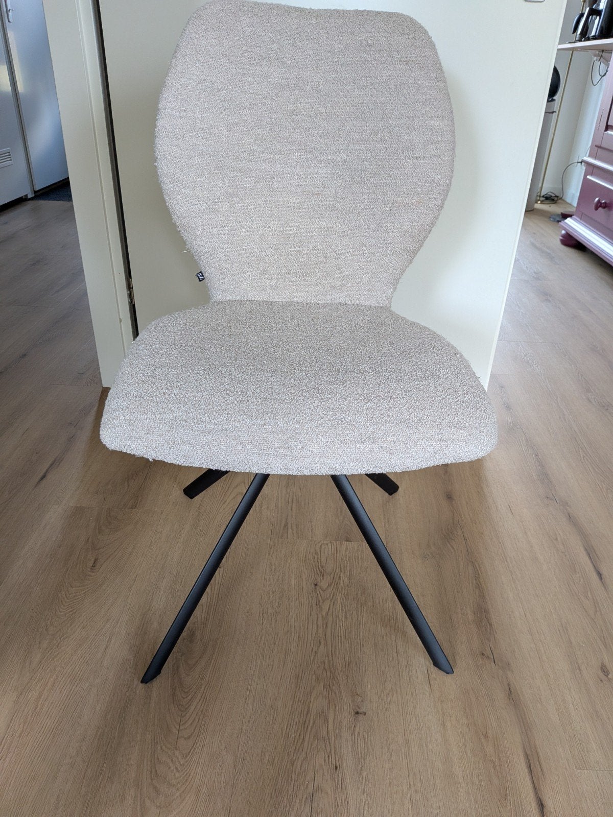 Goossens Eetkamerstoel Hera - Lichtgrijs Bouclé Stof, Huis en Inrichting, Stoelen, Ophalen, Modern, Scandinavisch, Zo goed als nieuw