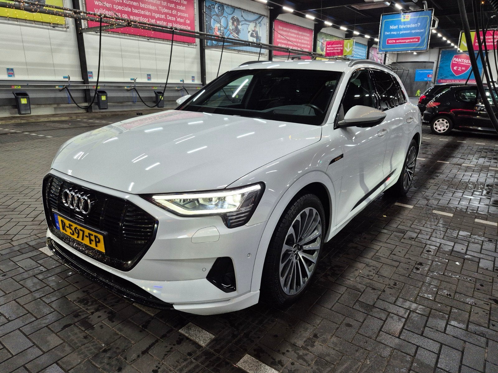 Audi e-tron 55 advanced plus 408pk 2022 lage kmstand 16841km, Auto's, Audi, Automaat, Zwart, Wit, Leder