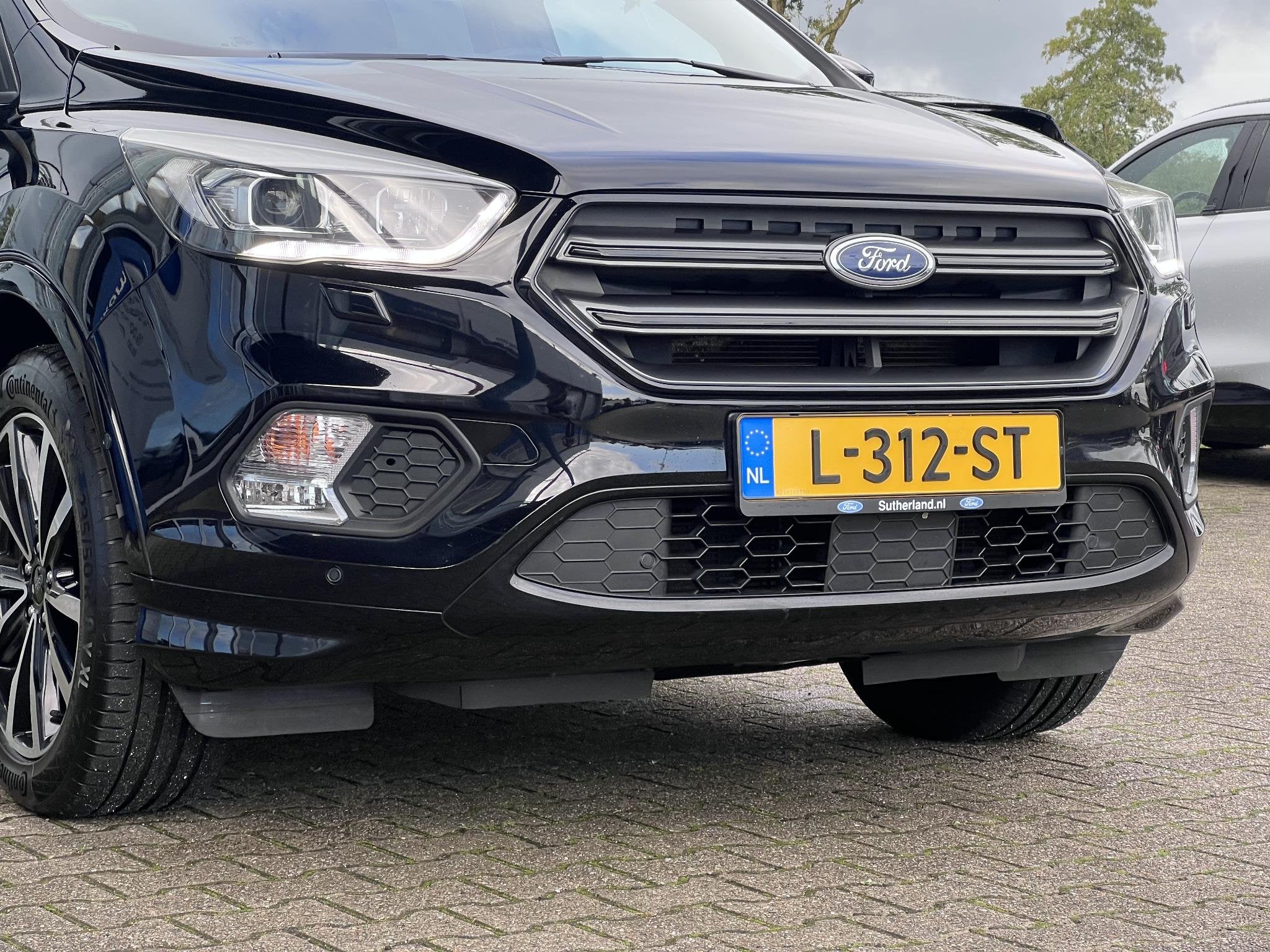 Ford Kuga 1.5 EcoBoost ST Line | Winterpack | Trekkaak | 200, 4 cilinders, Leder en Stof, Zwart, Bedrijf
