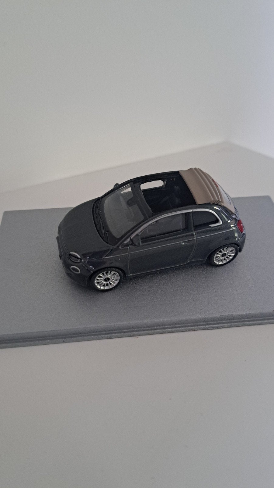 Fiat 500e cabrio. Laatste versie., Hobby en Vrije tijd, Modelauto's | 1:43, Ophalen of Verzenden, Auto, Overige merken