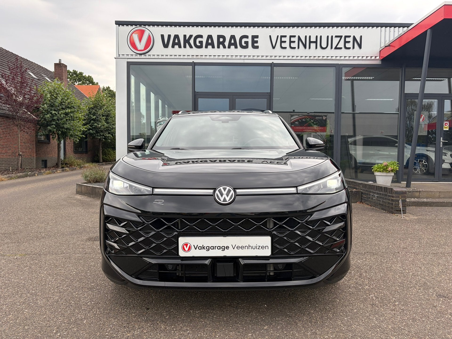 Volkswagen T-Roc 1.5 eTsi R-Line First Edition 150PK|Rijklaa, Zwart, 4 cilinders, Alcantara, Zwart