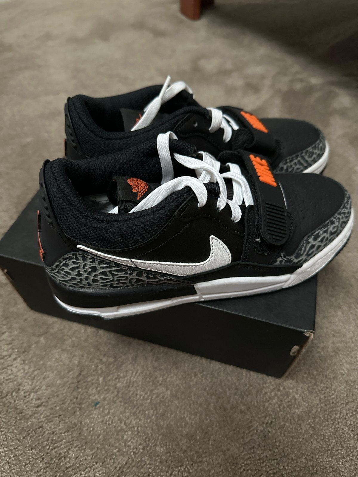Nike Air Jordan Legacy 312 Low GS Maat 37,5 Zwart/Wit/Oranje, Ophalen, Nieuw, Jongen of Meisje, Sportschoenen