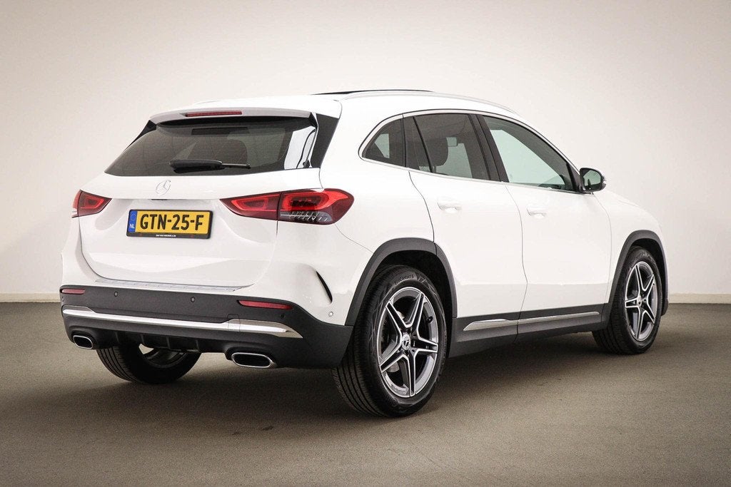 Mercedes-Benz GLA-klasse 180 AMG Line | PANORAMADAK | HALF L, Gebruikt, 4 cilinders, Leder en Stof, Wit
