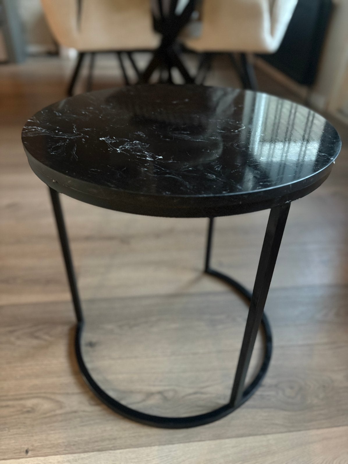 Bijzettafeltje zwart met marmerblad, 45 tot 60 cm, Minder dan 55 cm, Rond, Ophalen of Verzenden