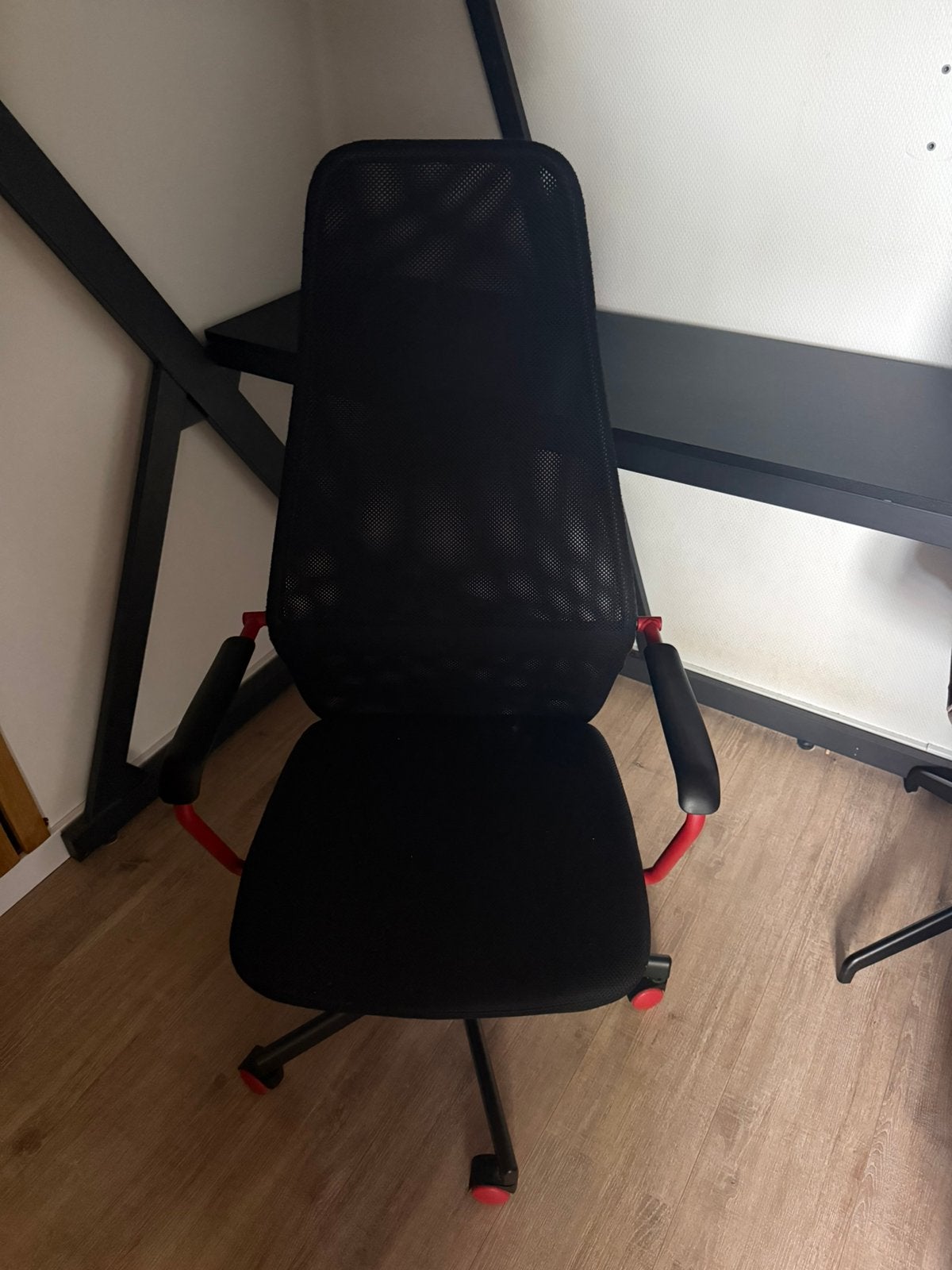 Ikea bureaustoel zwart met rood, Ophalen, Rood