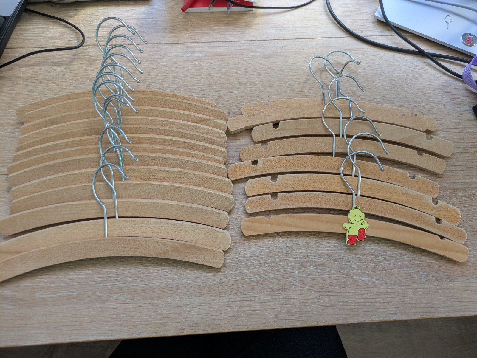 21 gebruikte houten baby kleerhangers, Ophalen of Verzenden, Gebruikt, Hout, Kinderen