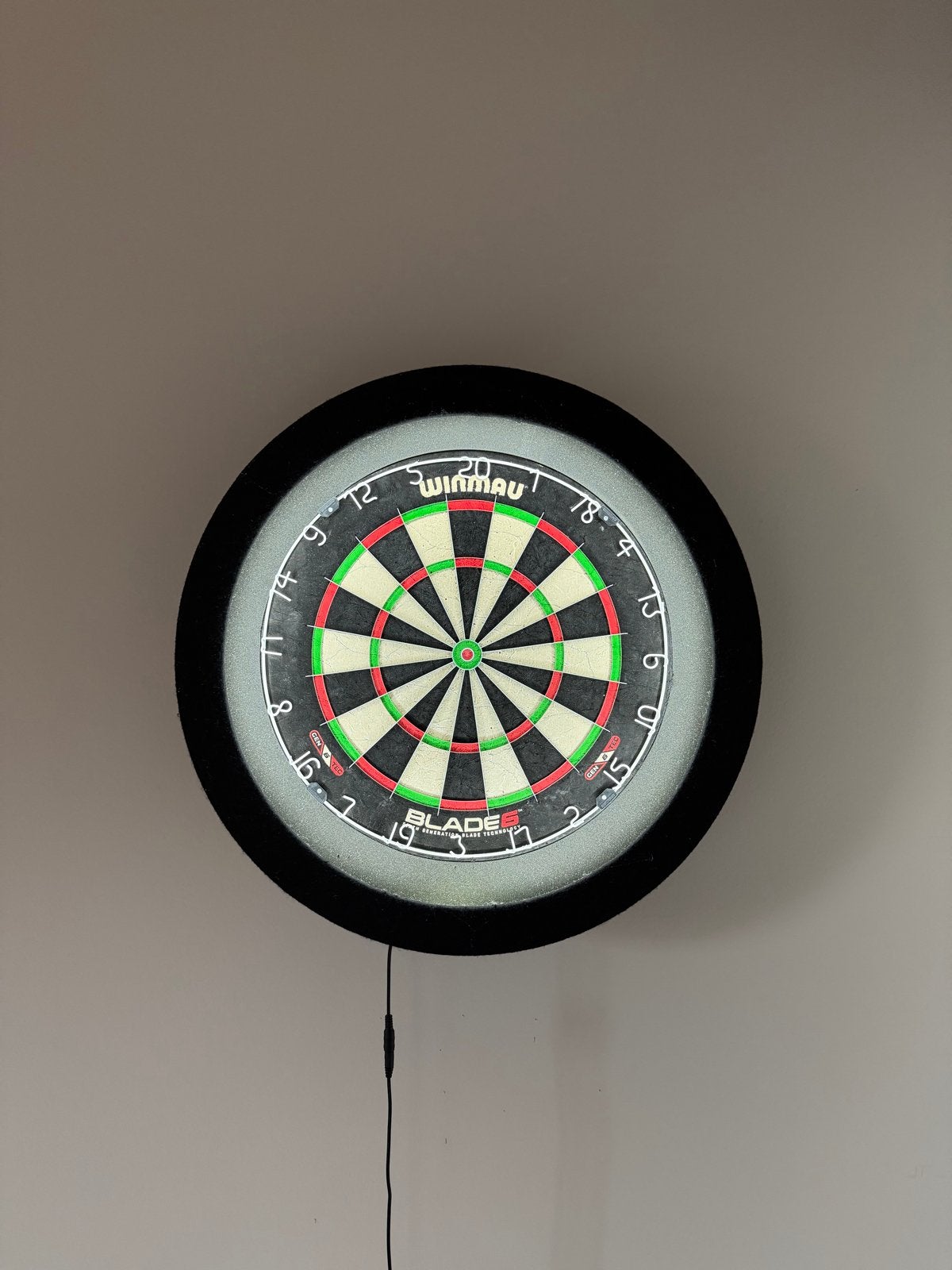 Dartbord met surround en lichtring, Sport en Fitness, Ophalen, Gebruikt, Dartbord