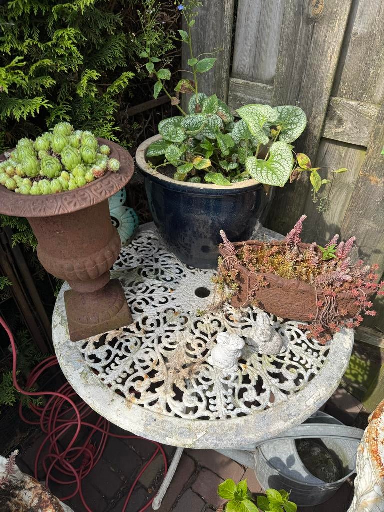 Antieke gietijzeren tuinset - Tafel en stoelen, Overige materialen, Gebruikt, Eettafel, Tuinset