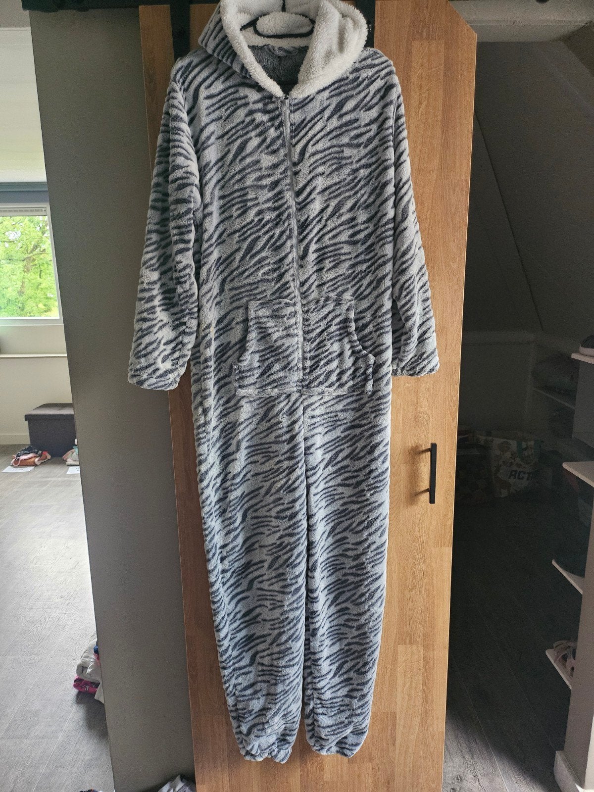 Zachte Onesie met Tijgerprint - Maat M, Onbekend, Ophalen of Verzenden, Zo goed als nieuw, Maat 38/40 (M)