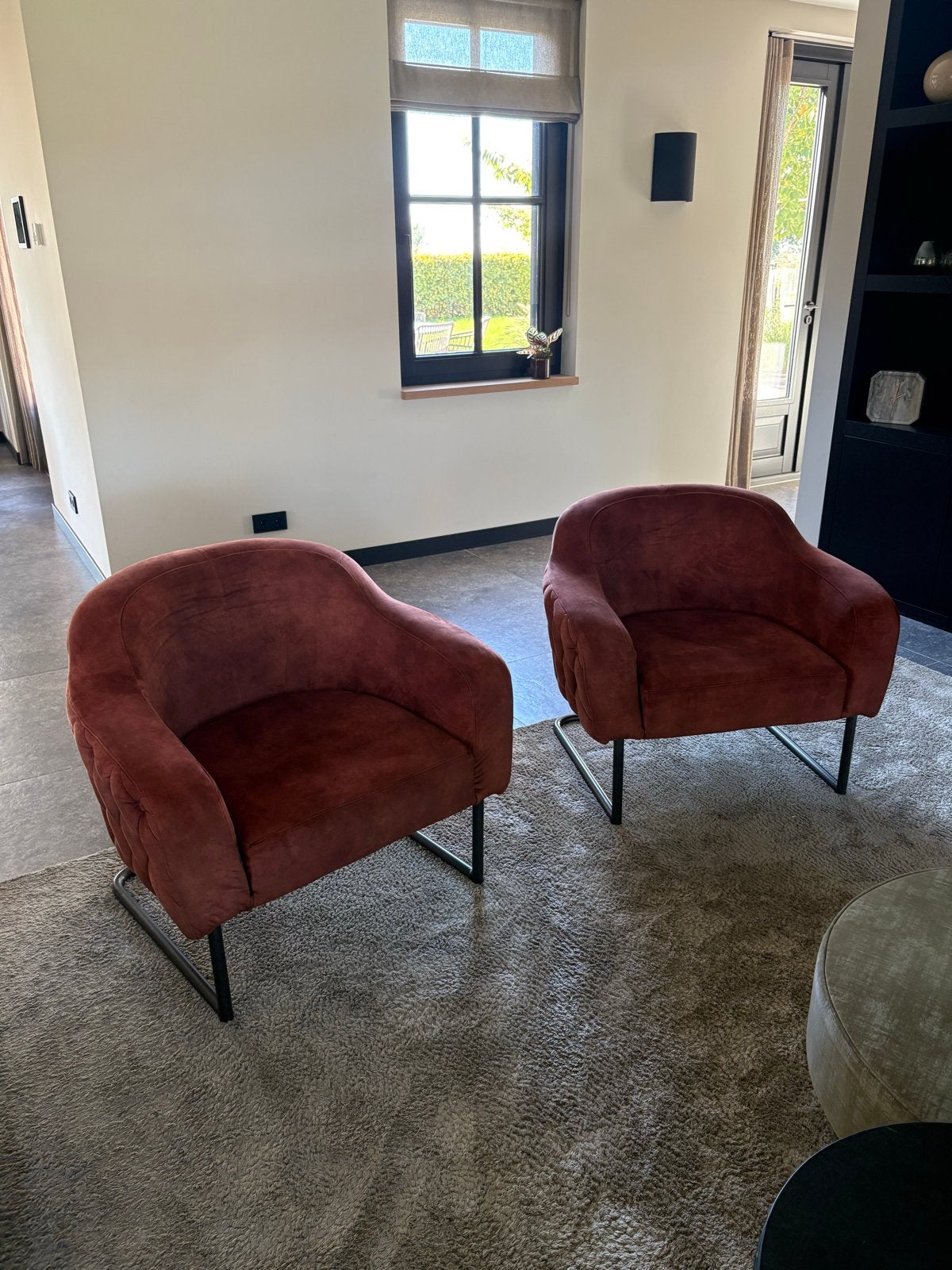 Twee comfortabele fauteuils in roestbruin fluweel, Huis en Inrichting, Ophalen, 75 tot 100 cm, Zo goed als nieuw, Stof