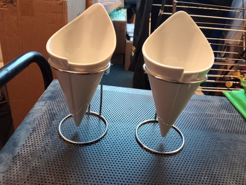 Twee puntzak schalen met metalen houders, Ophalen of Verzenden, Zo goed als nieuw, Overige vormen, Schaal