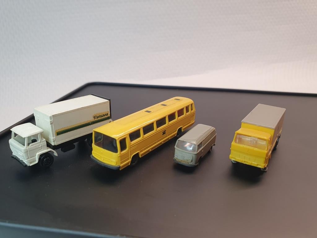 N spoor scenery: 4 diverse wagens, Ophalen of Verzenden