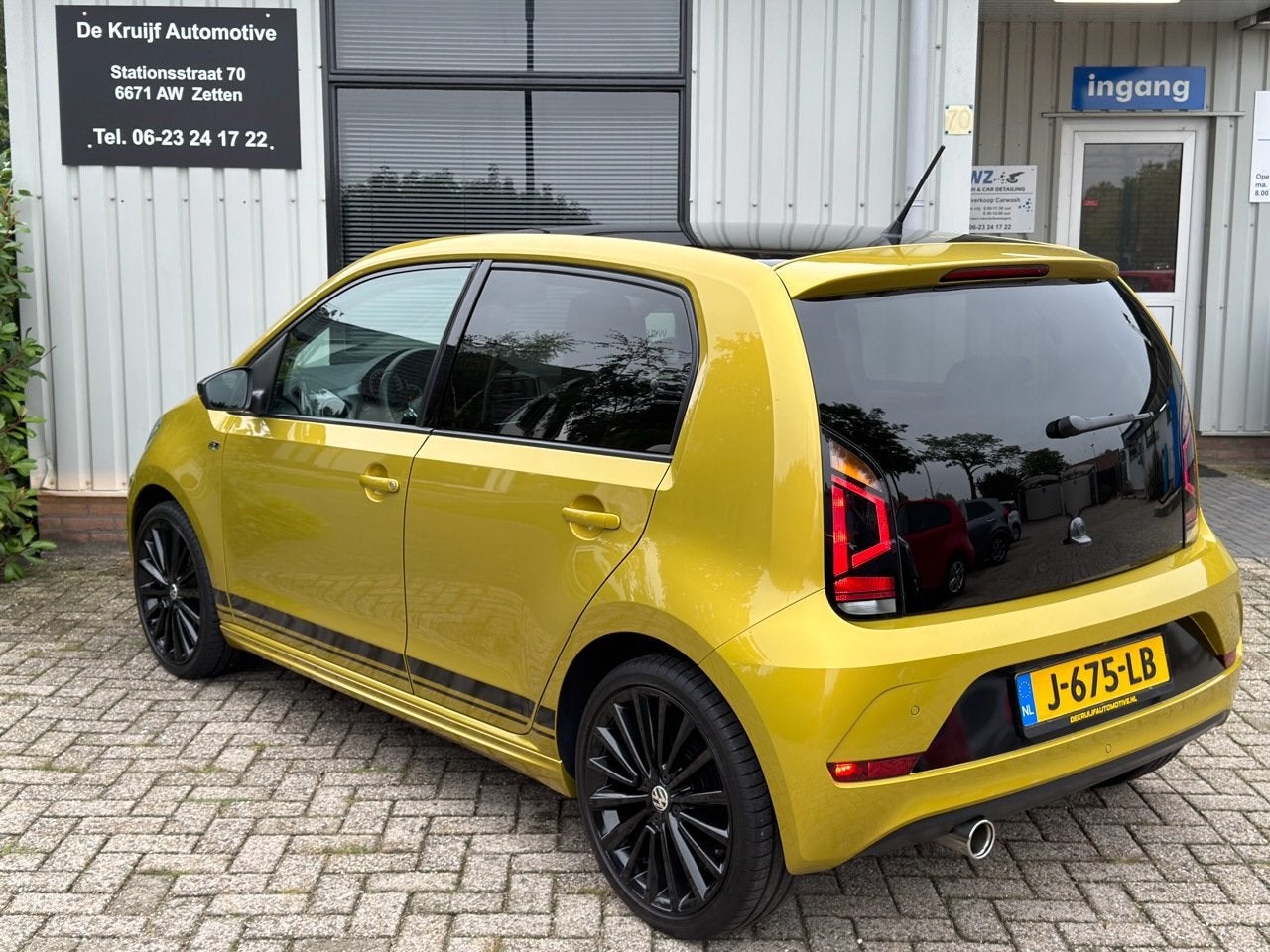 Volkswagen Up! 1.0 R-Line|CRUISE|CAMERA|PDC|LANE ASSIST|CLIM, Auto's, Voorwielaandrijving, Dealer onderhouden, Stof, Gebruikt