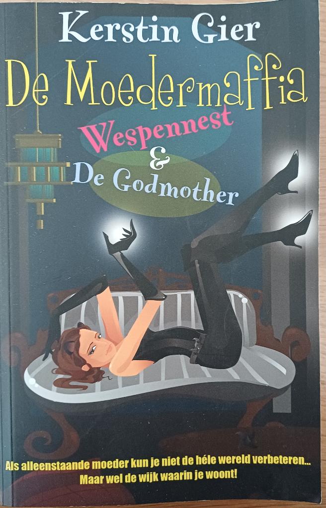 Kerstin Gier omnibus: De moedermaffia - Wespennest - Godmoth, Boeken, Chicklit, Zo goed als nieuw, Ophalen of Verzenden