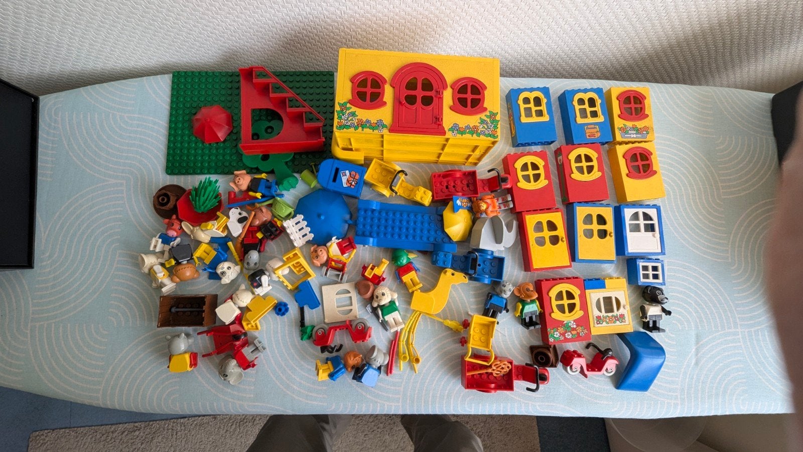 Grote partij LEGO Duplo met huis, figuren en voertuigen, Gebruikt, Ophalen of Verzenden, Duplo, Inclusief minifiguren