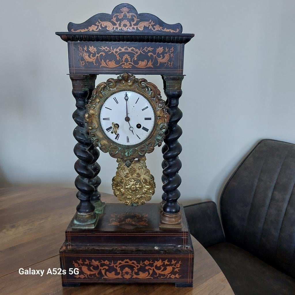 Antieke Franse pendule met inlegwerk en gedraaide zuilen, Ophalen