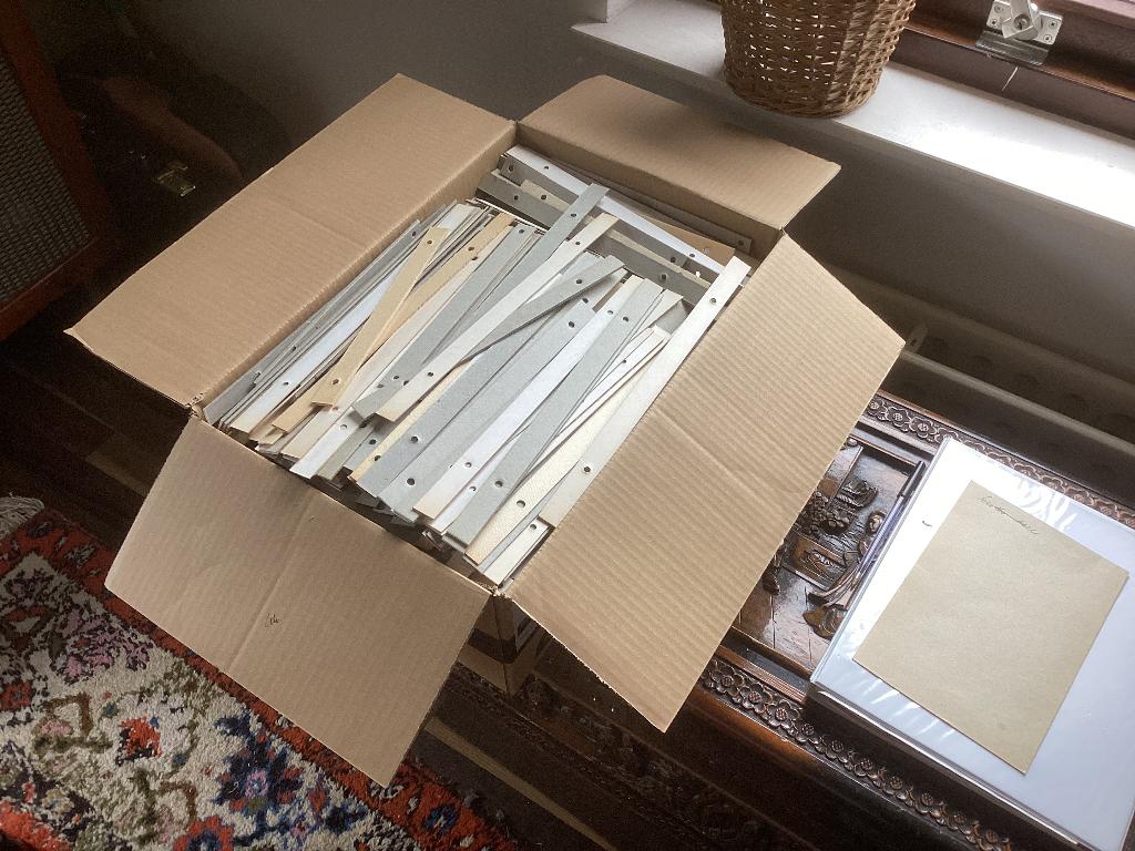 Grote doos vol met tussen schotjes voor diverse FDC Albums, Postzegels en Munten, Postzegels | Eerstedagenveloppen, Ophalen, Onbeschreven
