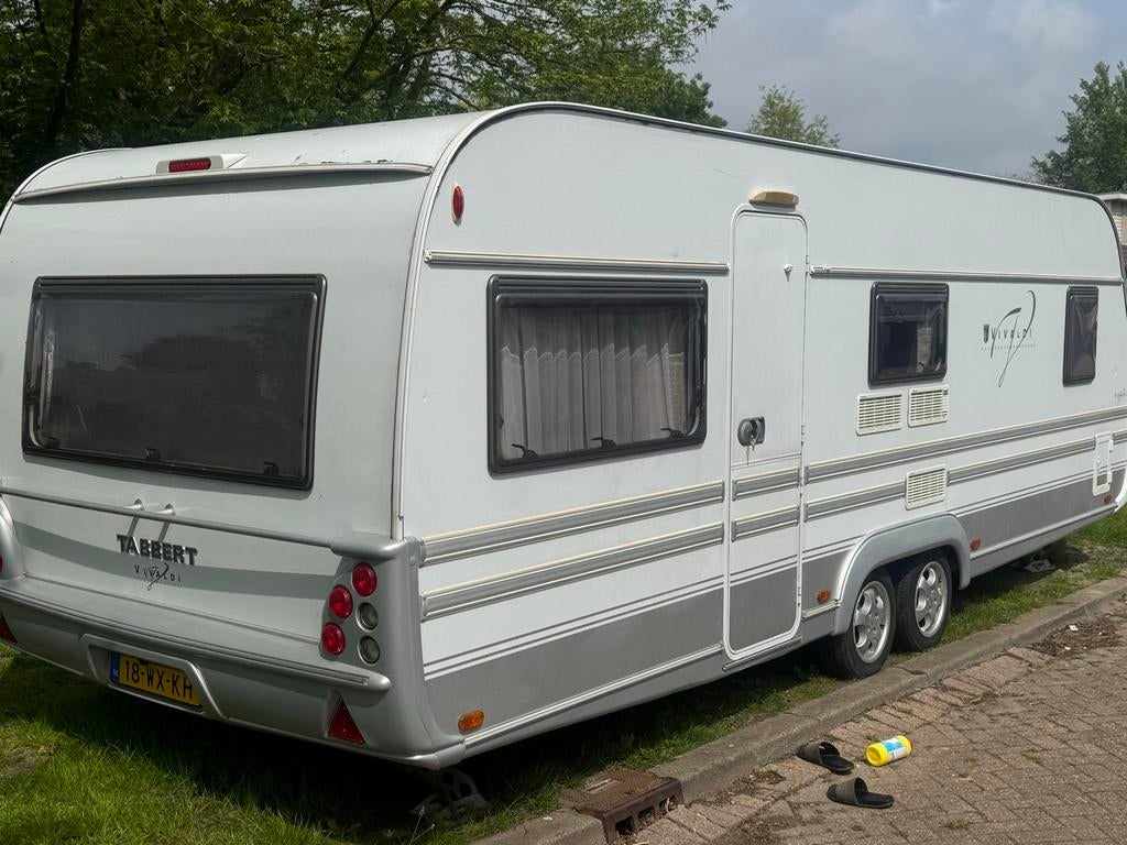 Tabbert Vivaldi Caravan  655 dm airco, Caravans en Kamperen, Caravans, Vast bed, Tabbert, Bedrijf, Treinzit