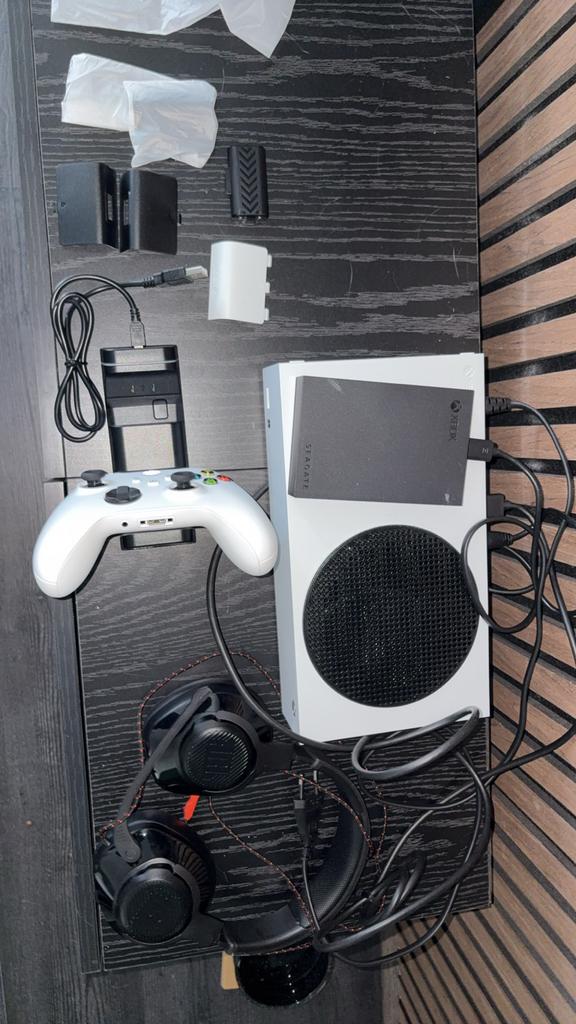 Xbox Series S met extra's: controller, headset, hardeschijf, Spelcomputers en Games, Spelcomputers | Xbox Series X en S, Zo goed als nieuw