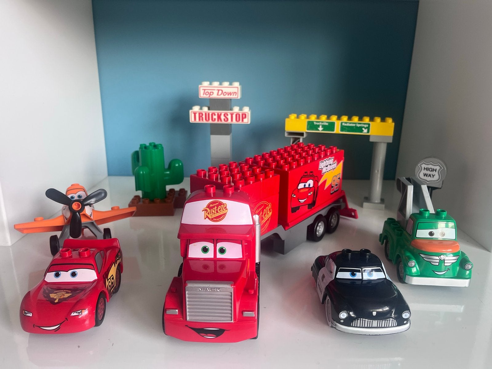 Lego Duplo Cars set: Mack, Bliksem, Sherrif + Takel, Dusty, Overige thema's, Lego, Ophalen of Verzenden, Zo goed als nieuw