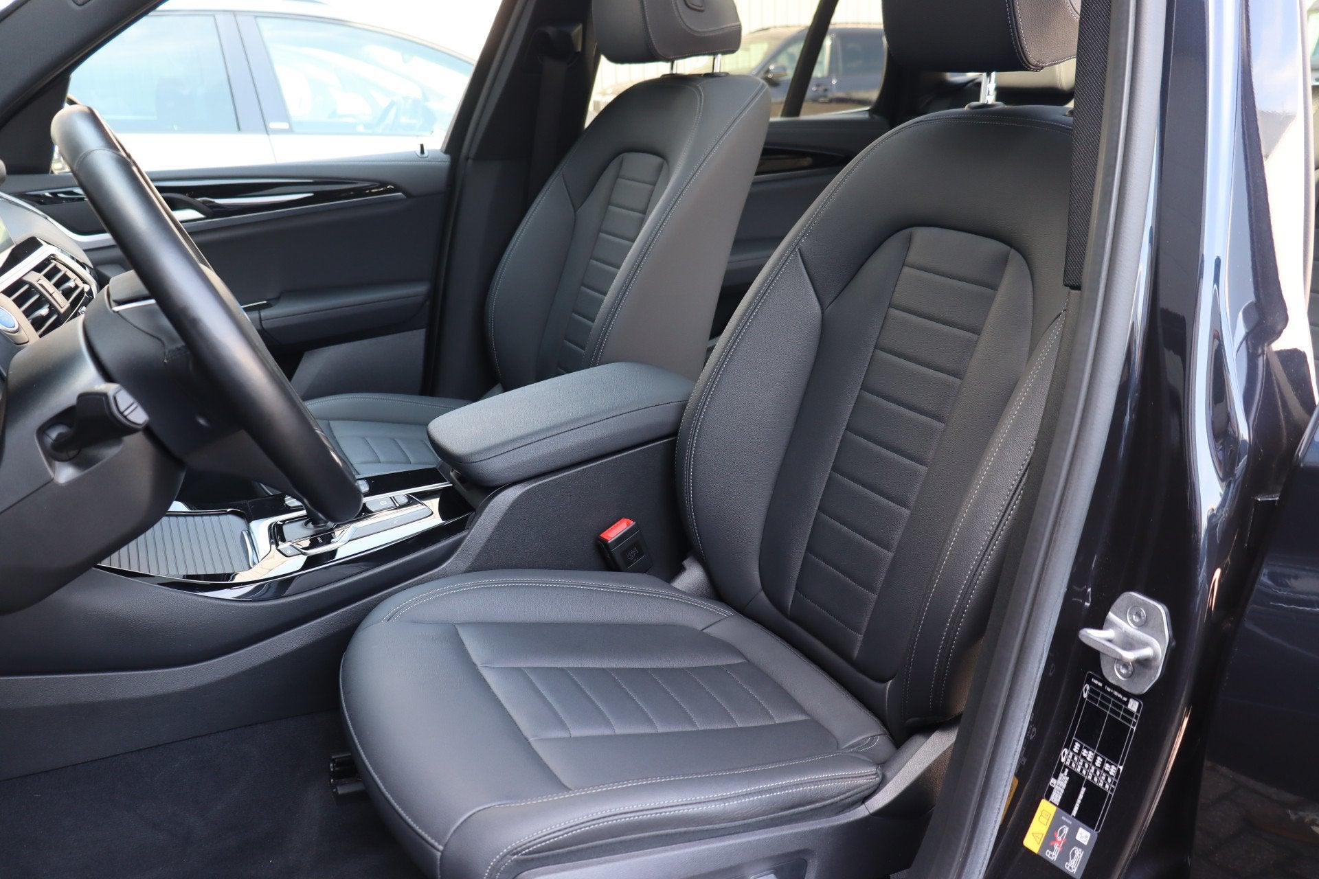 BMW iX3 Executive / Achteruitrijcamera / Stoelverwarming / L, Auto's, Dealer onderhouden, Achterwielaandrijving, Gebruikt, Zwart