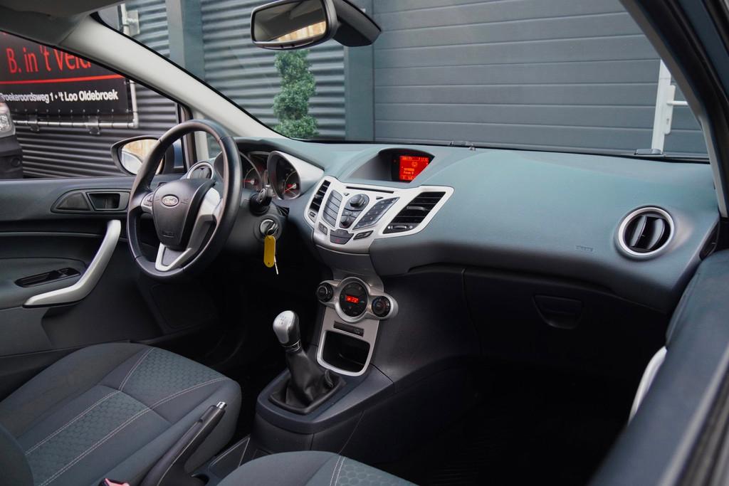 Ford Fiesta 1.25 Titanium BLUETOOTH SFEERVERLICHTING PDC V/A, Auto's, Voorwielaandrijving, Stof, Gebruikt, 82 pk