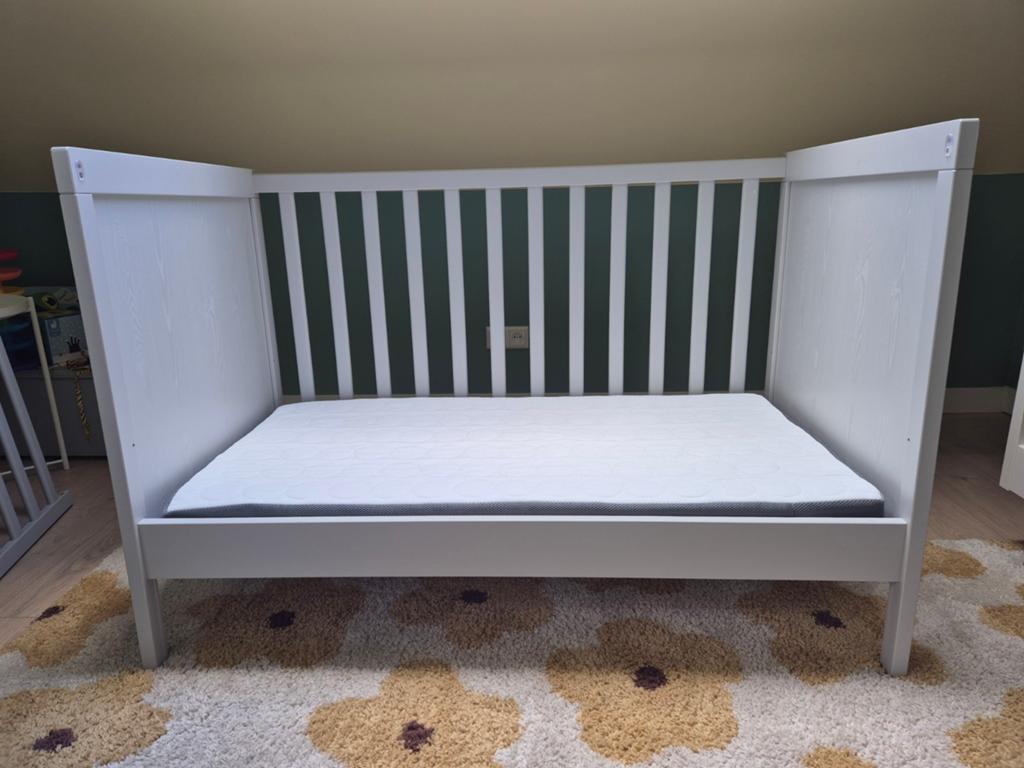 Ledikant / babybed Ikea Sundvik met matras, Ophalen, Zo goed als nieuw, Minder dan 140 cm, Matras