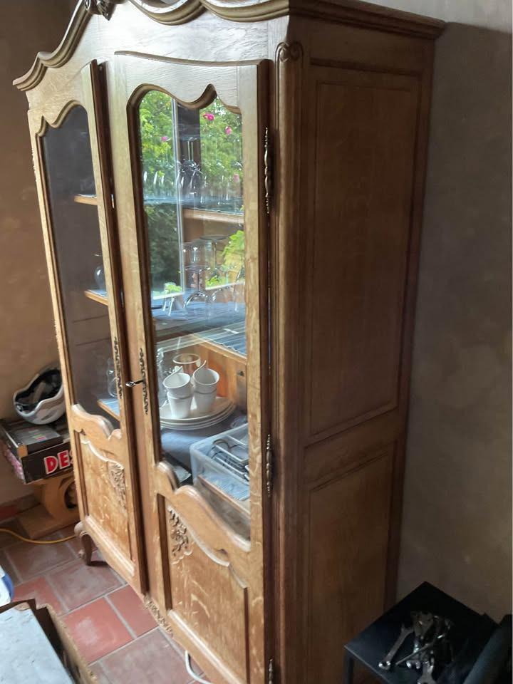 Mechelse vitrinekast, Ophalen