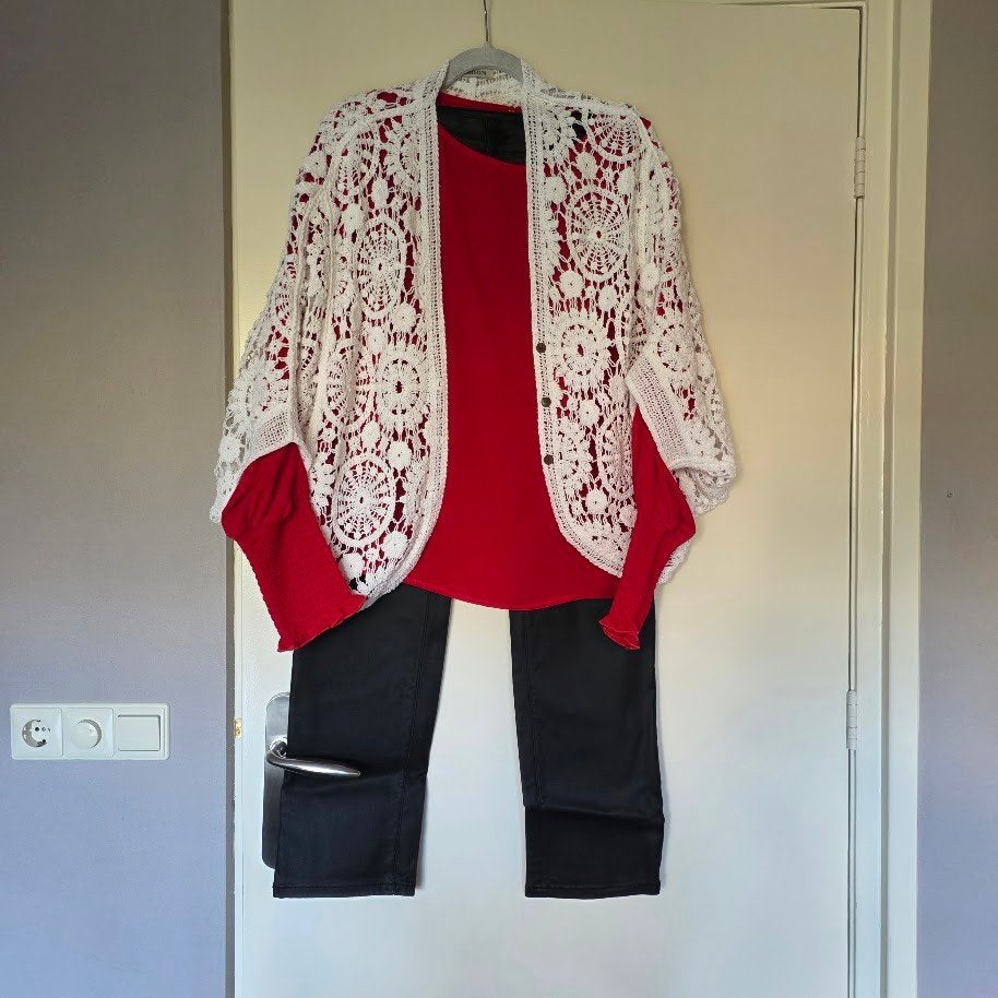 Complete set: Zwarte broek, rode blouse en wit vest, Ophalen of Verzenden, Gedragen, Maat 42/44 (L)