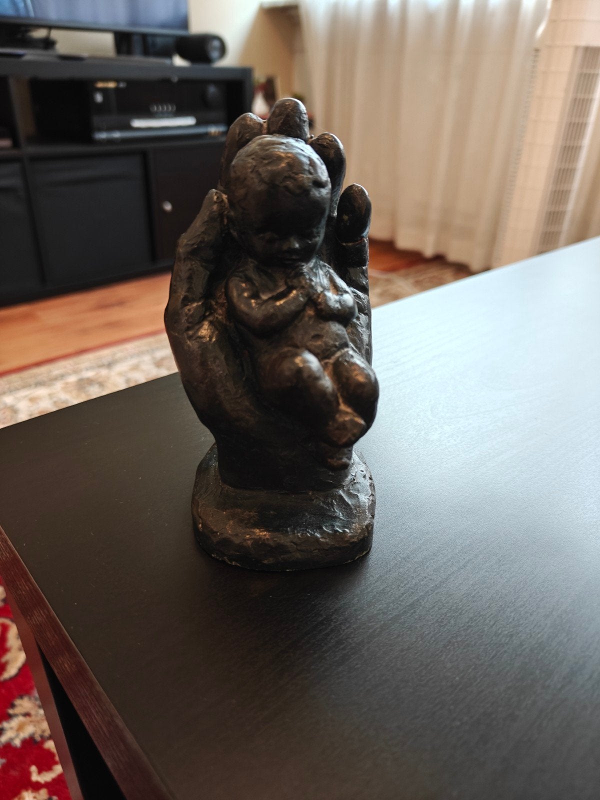 Bronzen beeldje: Baby in hand - Uniek kunstwerk, Ophalen of Verzenden